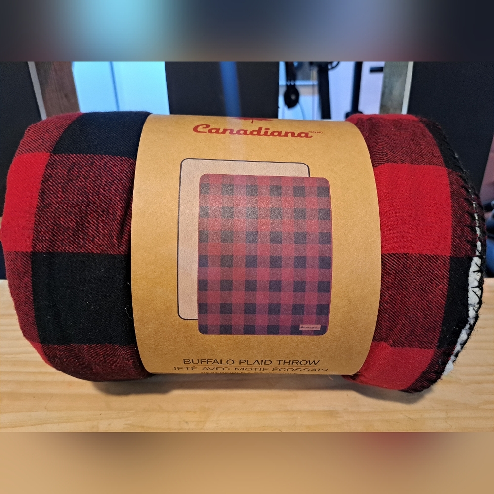 Brand New Canadiana Buffalo Plaid Reversible Throw. Size 50 X 60 Inches